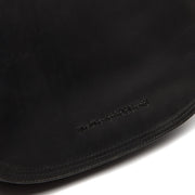 
Solid Antique Brass Hardware & Heavy-Duty Dual Zipper Detail on Everglades Nahkainen crossbody-laukku
