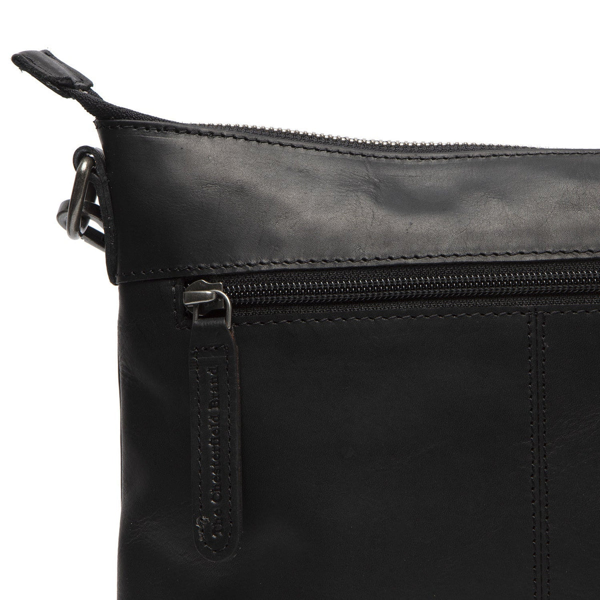 
Solid Antique Brass Hardware & Heavy-Duty Dual Zipper Detail on Faro Nahkainen crossbody-laukku