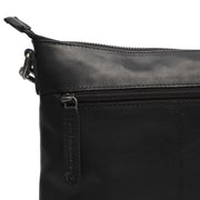 
Solid Antique Brass Hardware & Heavy-Duty Dual Zipper Detail on Faro Nahkainen crossbody-laukku