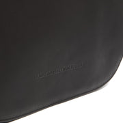 
Solid Antique Brass Hardware & Heavy-Duty Dual Zipper Detail on Millie Nahkainen crossbody-laukku