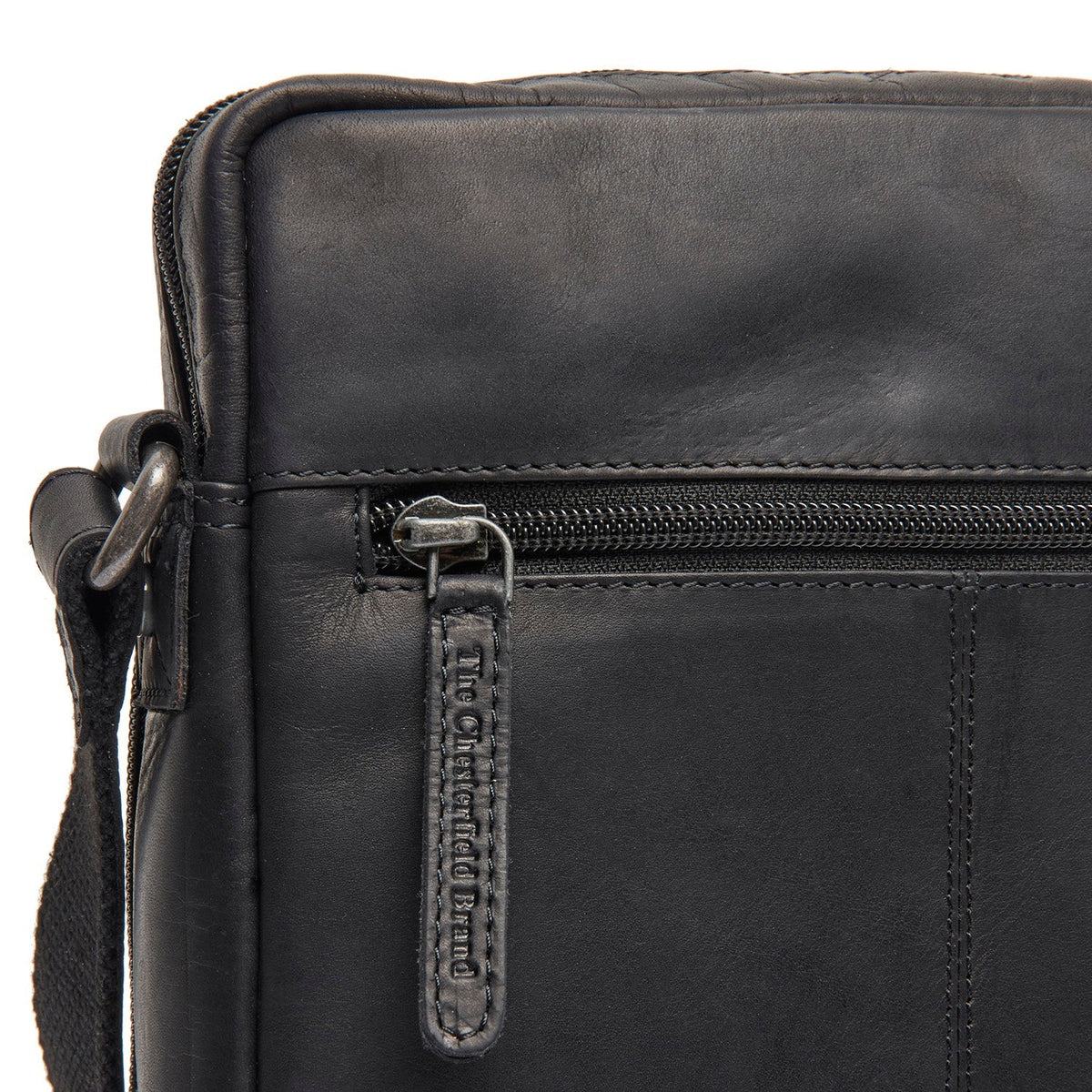 
Solid Antique Brass Hardware & Heavy-Duty Dual Zipper Detail on Montira Nahkainen crossbody-laukku