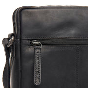 
Solid Antique Brass Hardware & Heavy-Duty Dual Zipper Detail on Montira Nahkainen crossbody-laukku