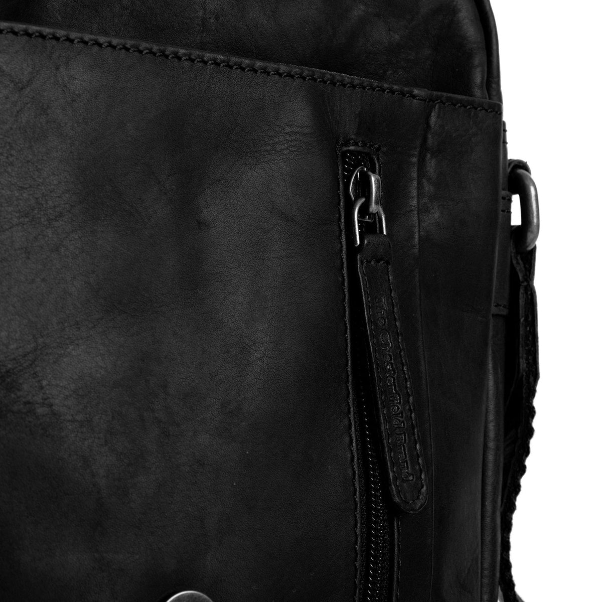 
Solid Antique Brass Hardware & Heavy-Duty Dual Zipper Detail on Remy Nahkainen crossbody-laukku