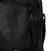 
Solid Antique Brass Hardware & Heavy-Duty Dual Zipper Detail on Remy Nahkainen crossbody-laukku