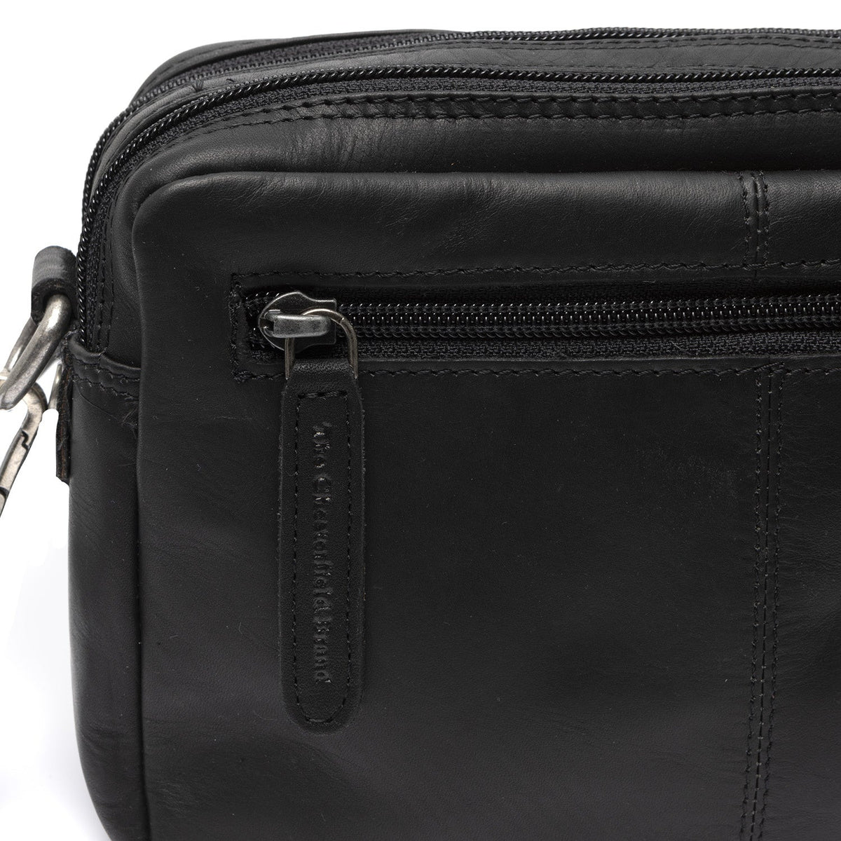 
Solid Antique Brass Hardware & Heavy-Duty Dual Zipper Detail on Samui Nahkainen crossbody-laukku