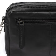 
Solid Antique Brass Hardware & Heavy-Duty Dual Zipper Detail on Samui Nahkainen crossbody-laukku