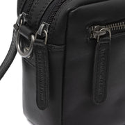 
Samui Nahkainen crossbody-laukku - Rakenteellinen sivuprofiili ja tilavuus