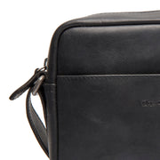 
Westmere Nahkainen crossbody-laukku - Rakenteellinen sivuprofiili ja tilavuus