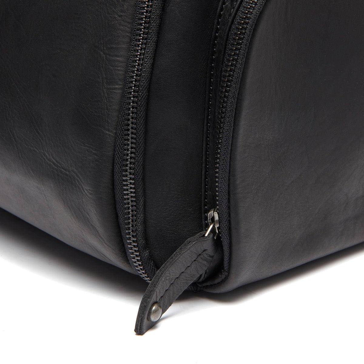 Leather Garment Bag Finlay Naisille - Lateral Side Profile View Showing Sleeve Cut &amp; Athletic Taper Fit