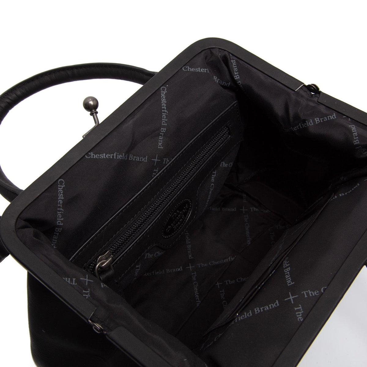 
Yksityiskohtainen lähikuva of Classic Collar & Heavy-Duty Zipper Hardware on Chili Nahkainen käsilaukku