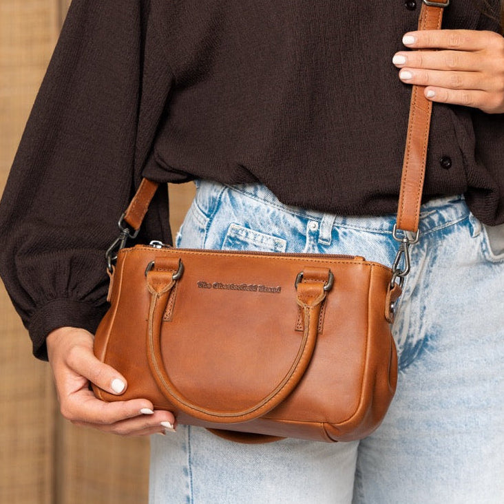 Styled Fit Perspective of Fenja Full-Grain Leather Handbag Naisille on Model - Natural Daylight Drape