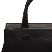 Close-Up Detail of Classic Collar &amp; Heavy-Duty Zipper Hardware on Garda Full-Grain Leather Handbag Naisille