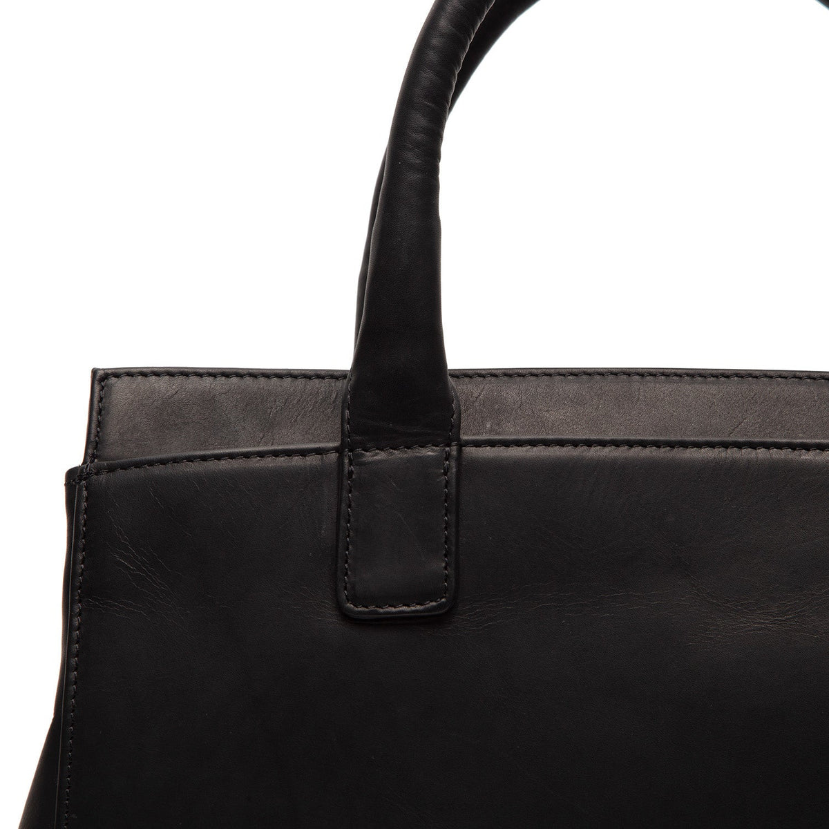 Yksityiskohtainen lähikuva of Classic Collar & Heavy-Duty Zipper Hardware on Garda Full-Grain Leather Handbag