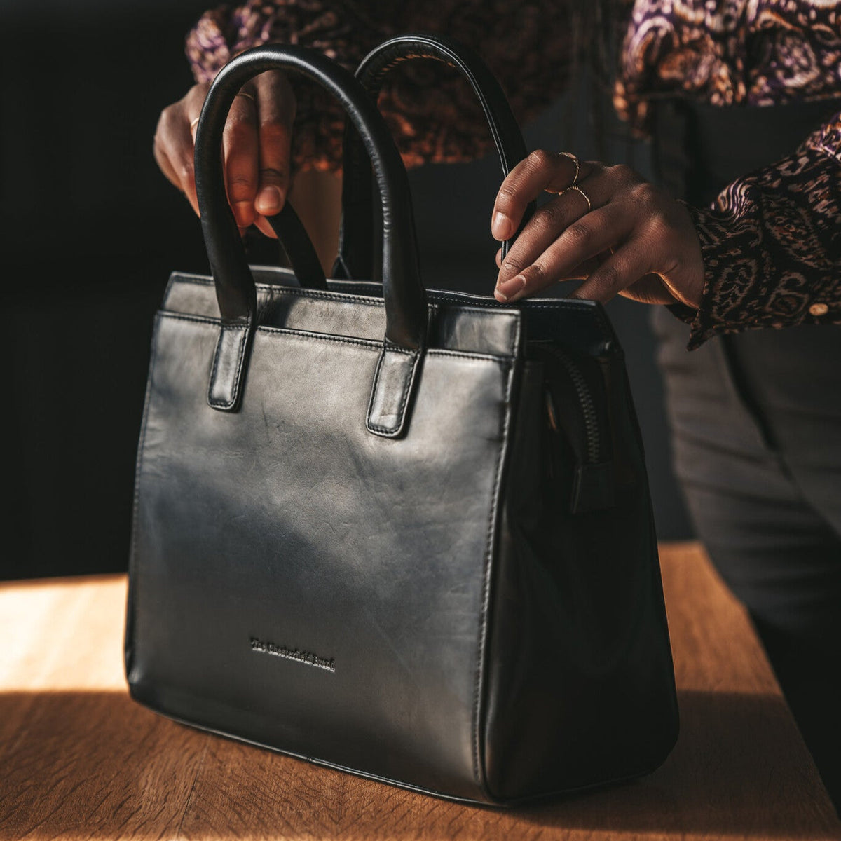 Garda Full-Grain Leather Handbag - Sivuprofiili ergonomisella hihanleikkauksella