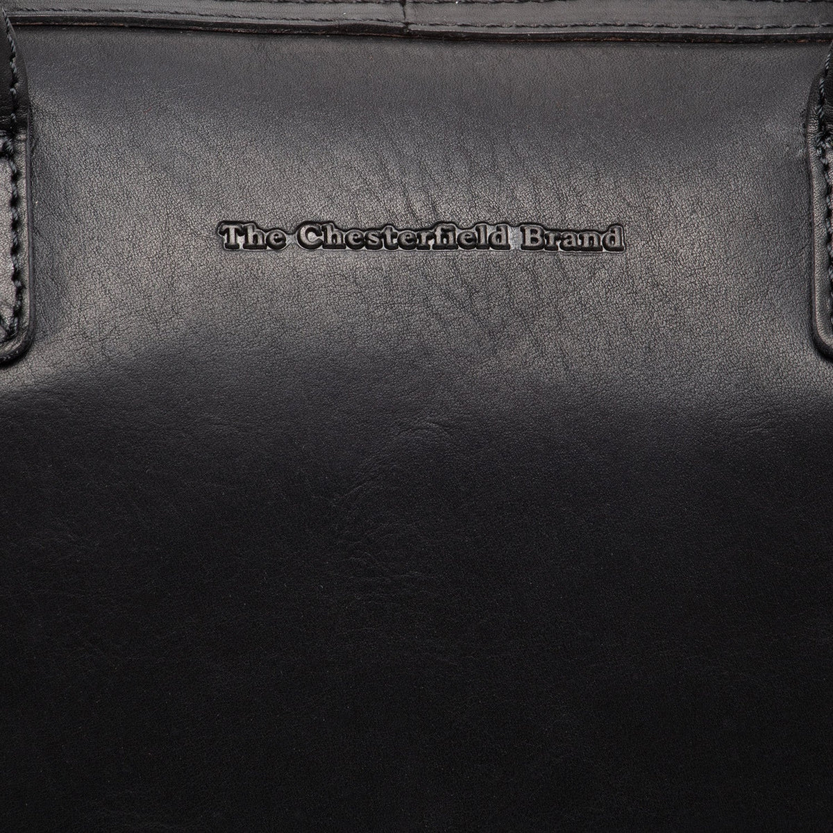 Close-Up Detail of Classic Collar &amp; Heavy-Duty Zipper Hardware on Langton Full-Grain Leather Handbag Naisille