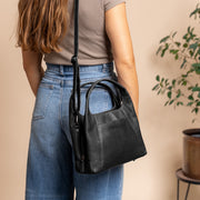 Salina Full-Grain Leather Handbag Naisille - Lateral Side Profile View Showing Sleeve Cut &amp; Athletic Taper Fit
