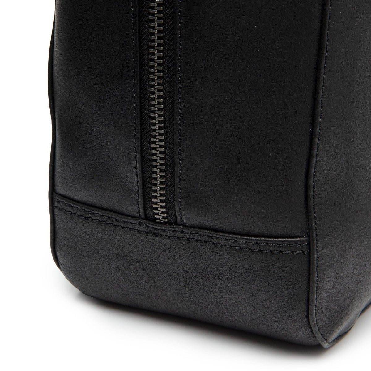 Solvin Full-Grain Leather Handbag Naisille - Lateral Side Profile View Showing Sleeve Cut &amp; Athletic Taper Fit