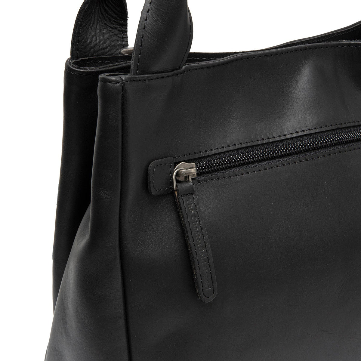 Close-Up Detail of Classic Collar &amp; Heavy-Duty Zipper Hardware on Tenara Full-Grain Leather Handbag Naisille