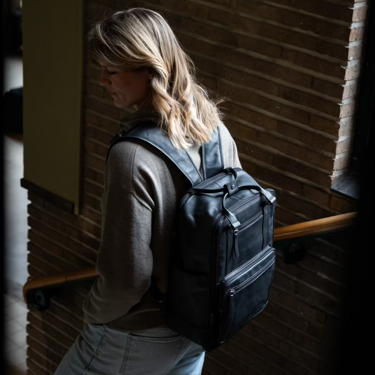 Calden Full-Grain Leather Laptop Backpack Naisille - Structured Side Profile Showing Gusset Depth &amp; Expansion Capacity
