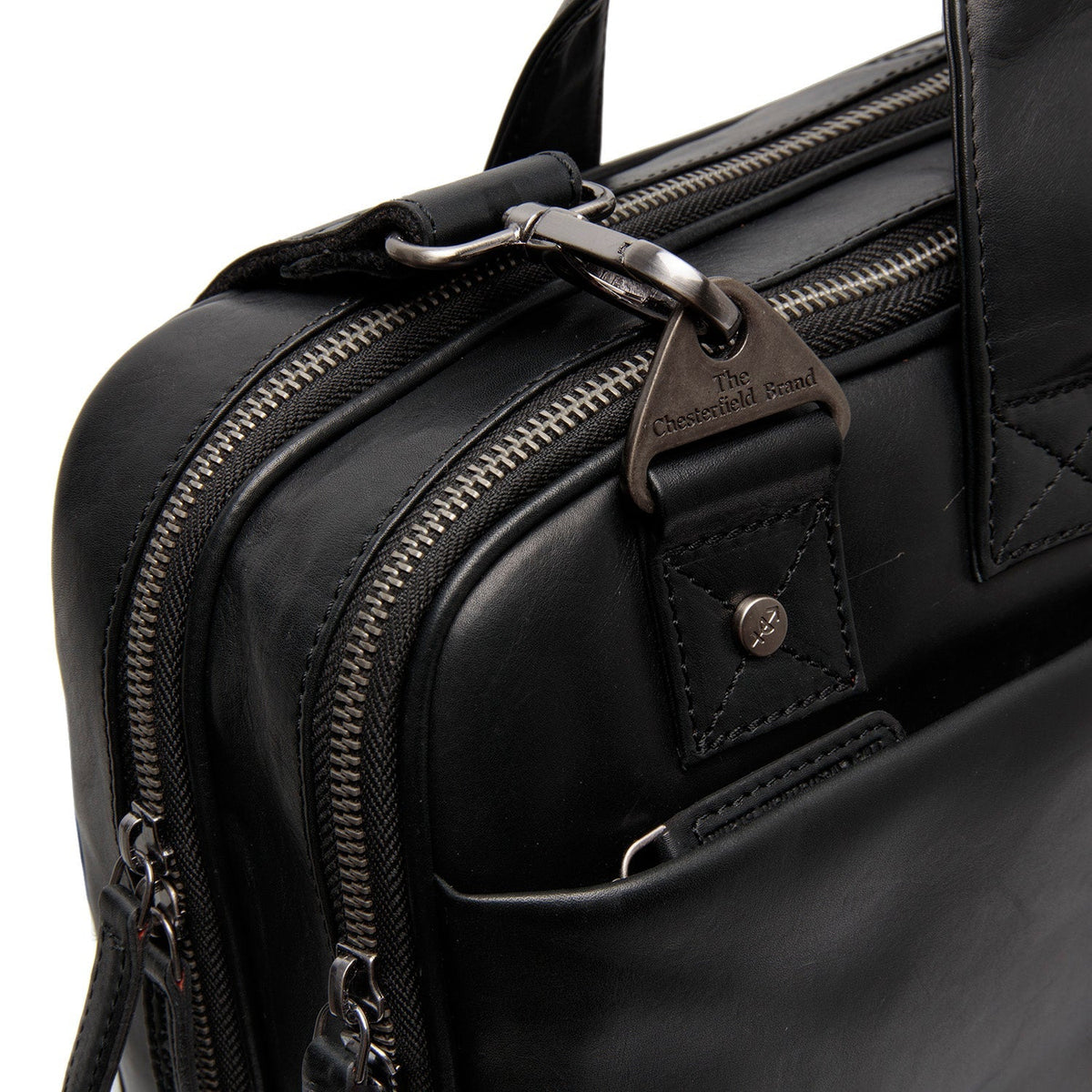 
Solid Antique Brass Hardware & Heavy-Duty Dual Zipper Detail on Iseo Nahkainen tietokonelaukku