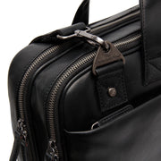 
Solid Antique Brass Hardware & Heavy-Duty Dual Zipper Detail on Iseo Nahkainen tietokonelaukku