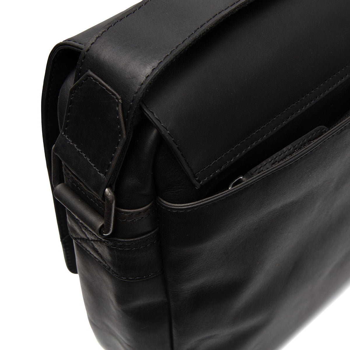 
Solid Antique Brass Hardware & Heavy-Duty Dual Zipper Detail on Richard Nahkainen tietokonelaukku