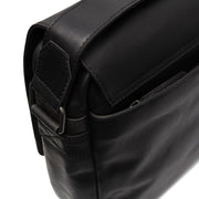 
Solid Antique Brass Hardware & Heavy-Duty Dual Zipper Detail on Richard Nahkainen tietokonelaukku