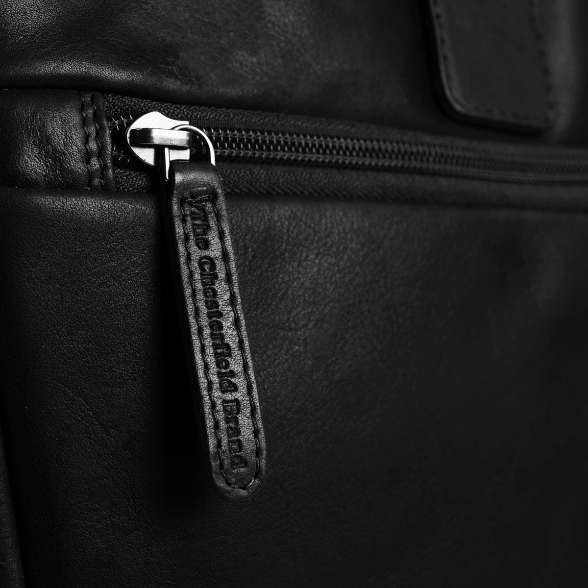 Sisäpuolen näkymä Showing Dedicated Padded Laptop Sleeve & Multi-Compartment Organization