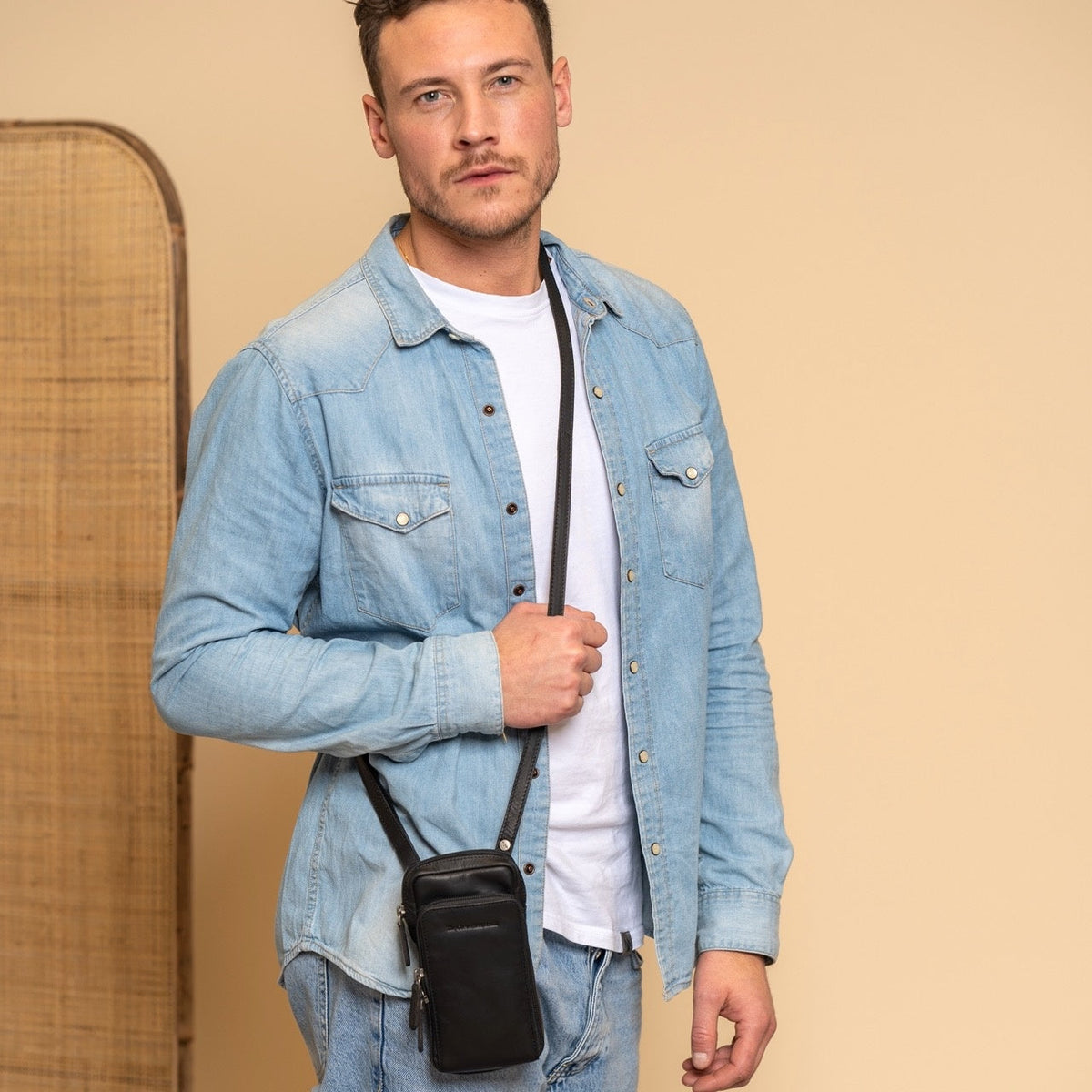 Valdes Full-Grain Leather Phone Bag - Sivuprofiili ergonomisella hihanleikkauksella