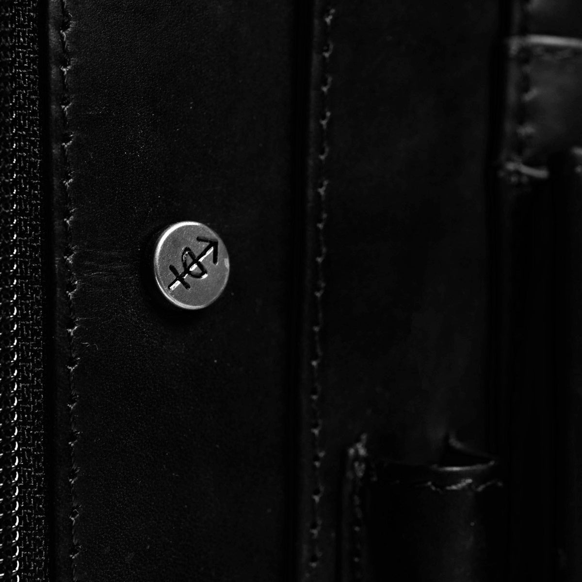 
Leather Portfolio Barnet Naisille Naisille - Sivuprofiili ergonomisella hihanleikkauksella