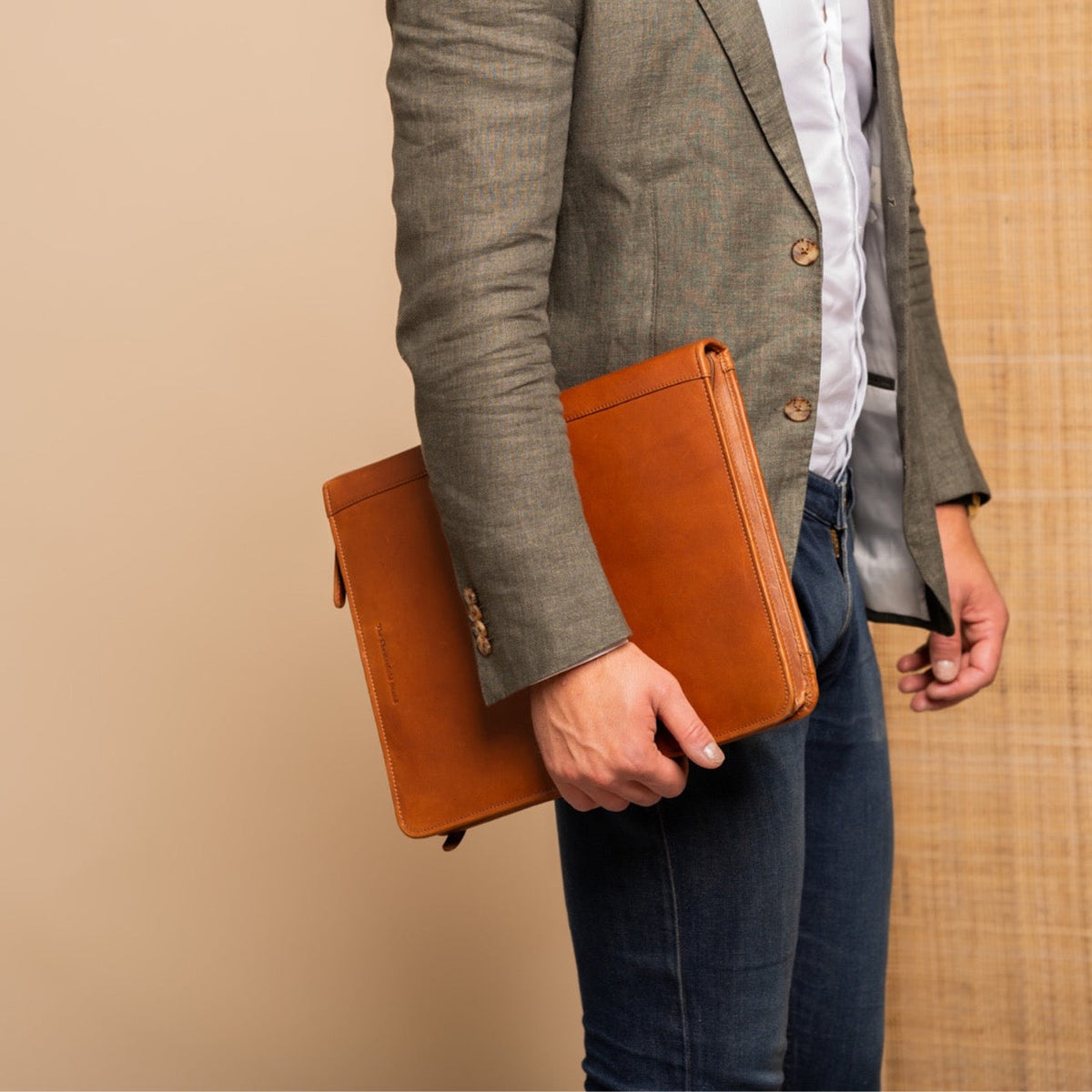 
Leather Portfolio Moreton Naisille Naisille – alternate product view 2