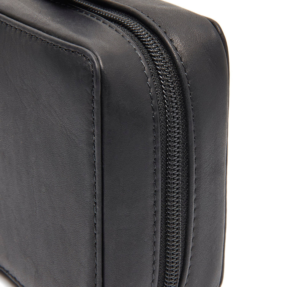 Close-Up Detail of Classic Collar &amp; Heavy-Duty Zipper Hardware on Leather Tech-Organizer Ardan Naisille