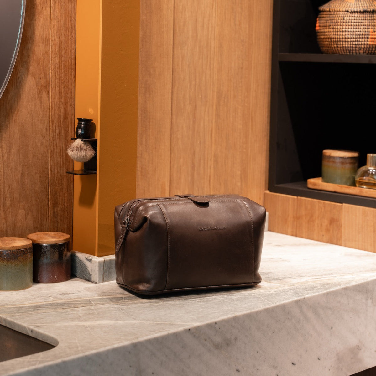 Biassa Full-Grain Leather Toiletry Bag Naisille – alternate product view 2