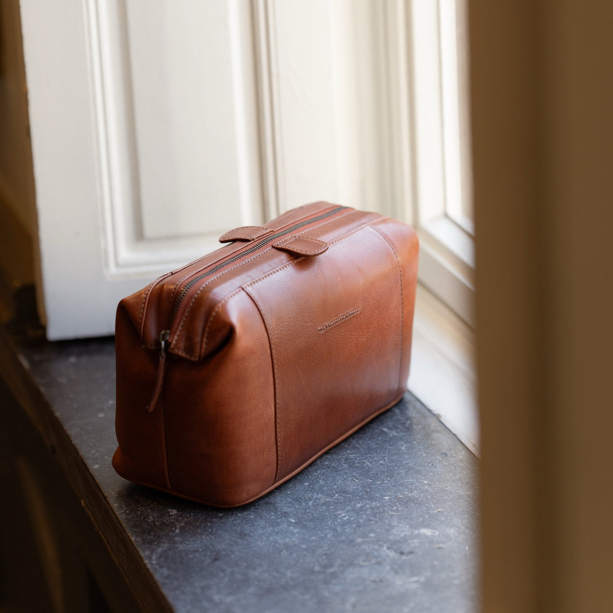 Biassa Full-Grain Leather Toiletry Bag Naisille – alternate product view 2
