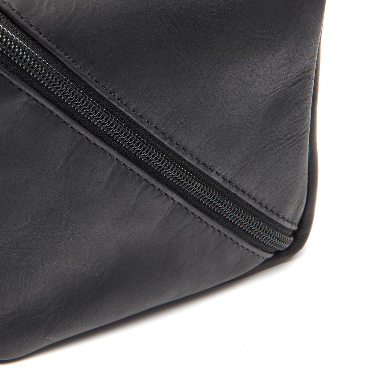 Close-Up Detail of Classic Collar &amp; Heavy-Duty Zipper Hardware on Elmia Full-Grain Leather Toiletry Bag Naisille