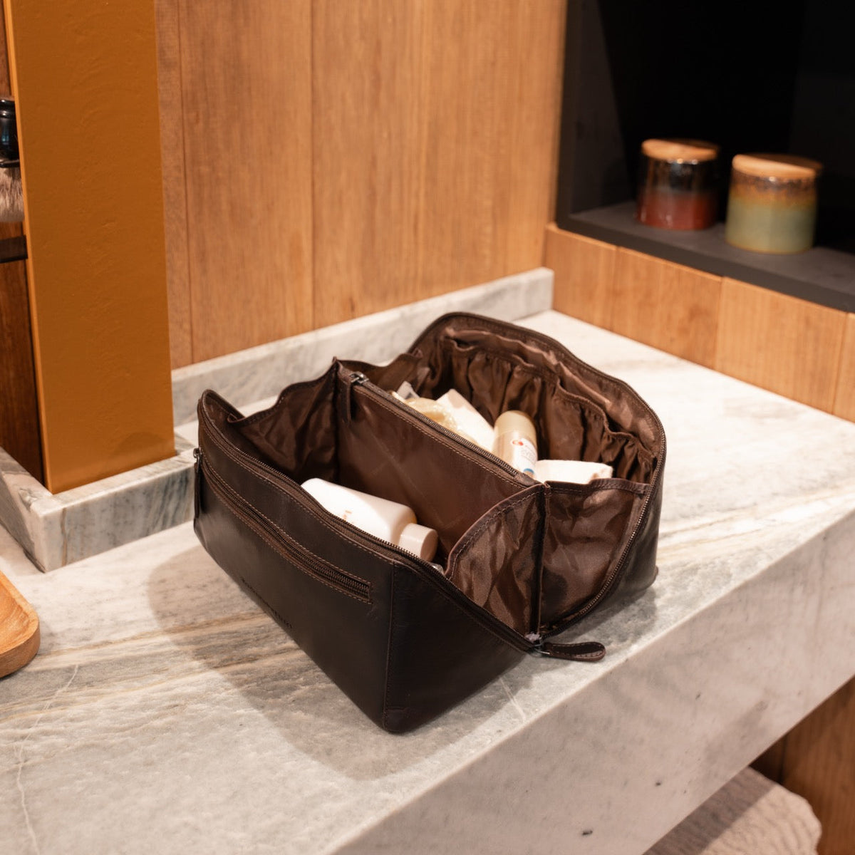 Elmia Full-Grain Leather Toiletry Bag Naisille – alternate product view 2