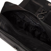 
Sisäpuolen näkymä Showing Quilted Viscose Lining & Kaksi käytännöllistä sisätaskua