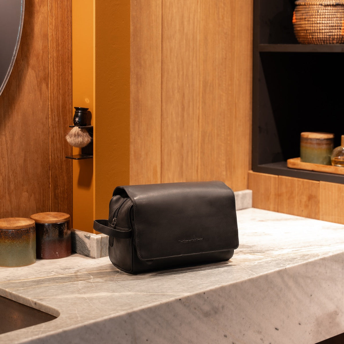 
Classic 100% Full-Grain leather Goods - Takaa istuvilla olkapäillä ja siistillä helmalla