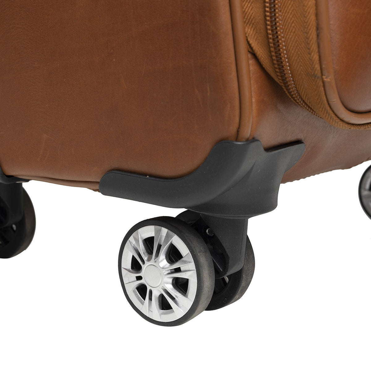 Close-Up Detail of Classic Collar &amp; Heavy-Duty Zipper Hardware on Leather Trolley Key Largo Naisille