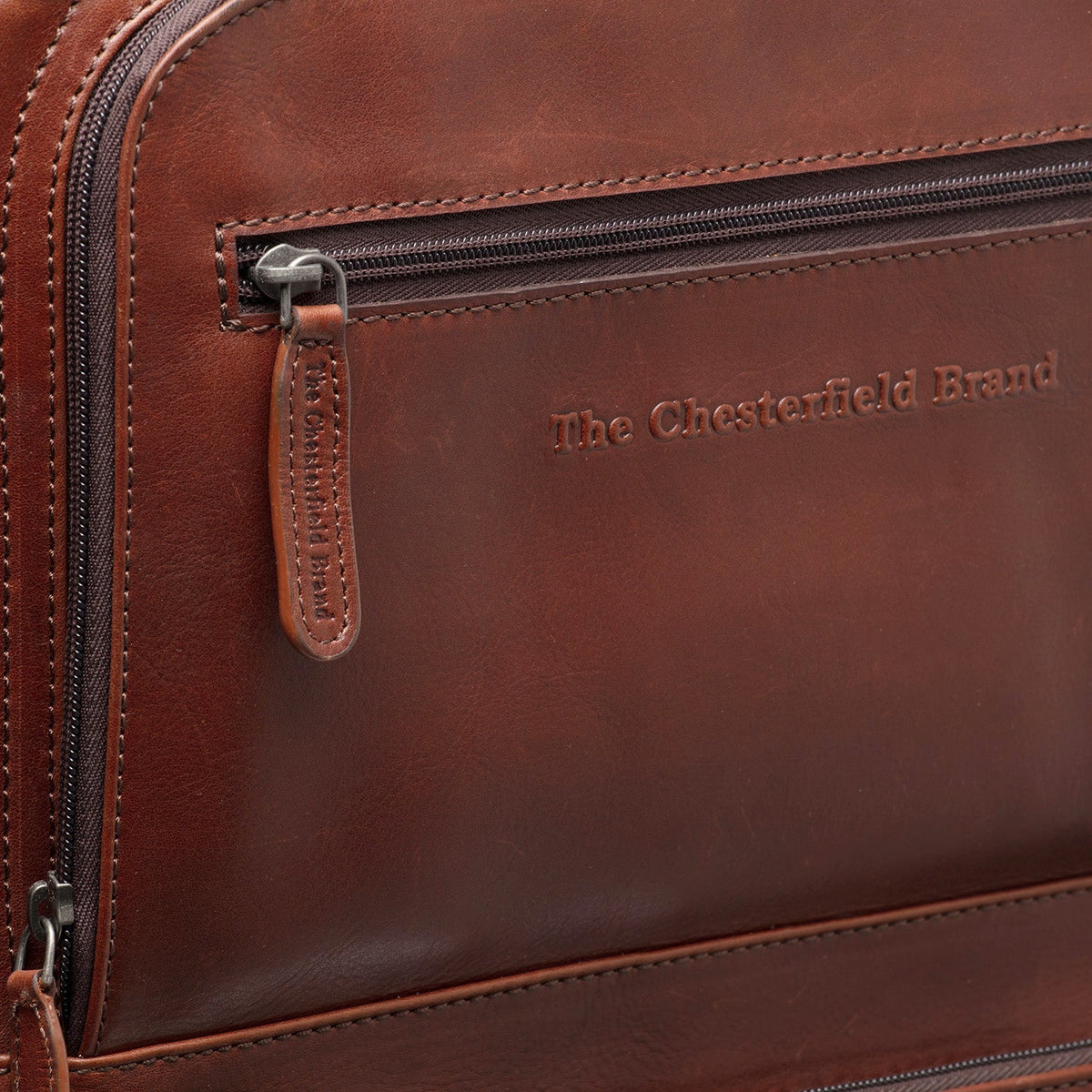 Close-Up Detail of Classic Collar &amp; Heavy-Duty Zipper Hardware on Leather Trolley San Marino Naisille