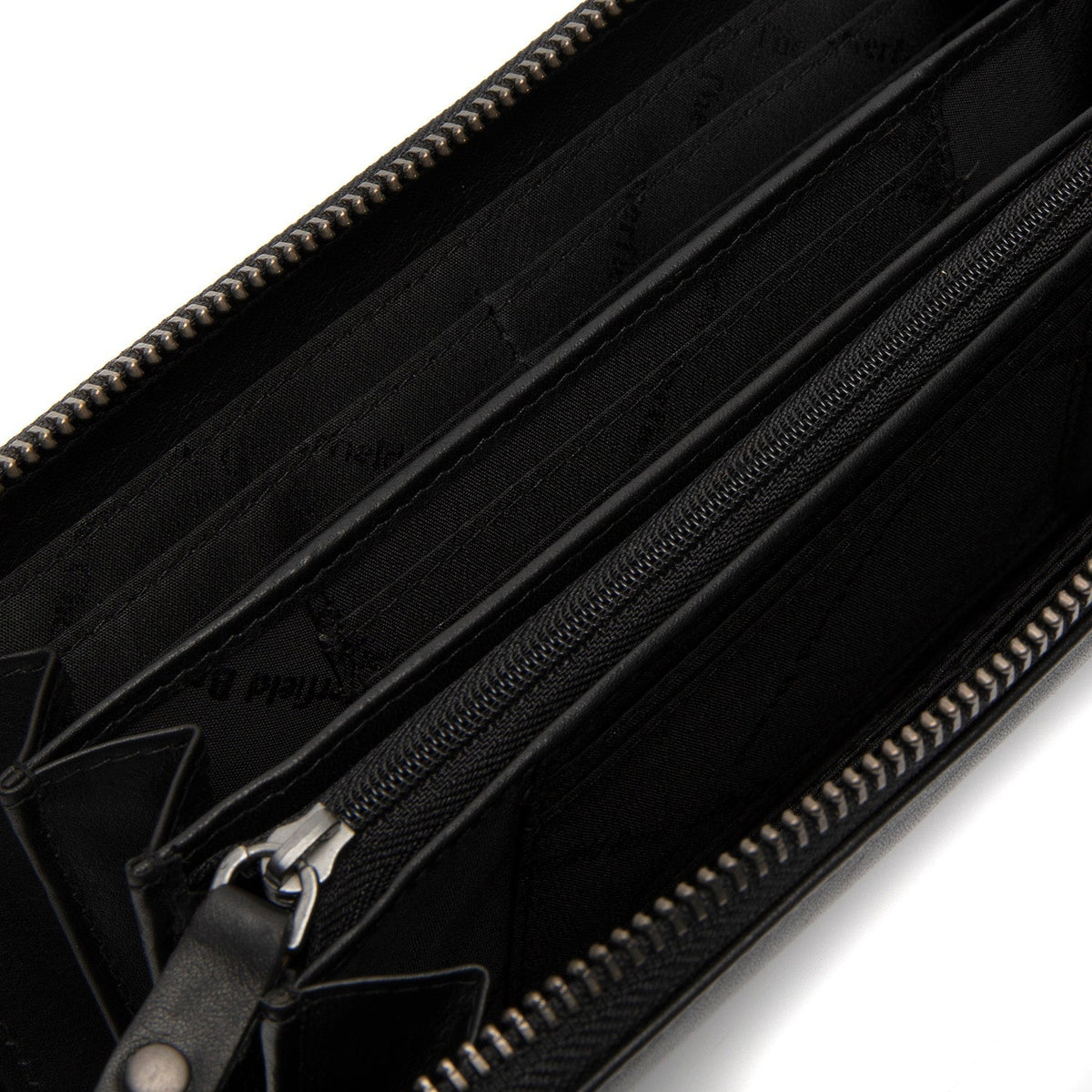 
Solid Antique Brass Hardware & Heavy-Duty Dual Zipper Detail on Cantara Nahkalompakko