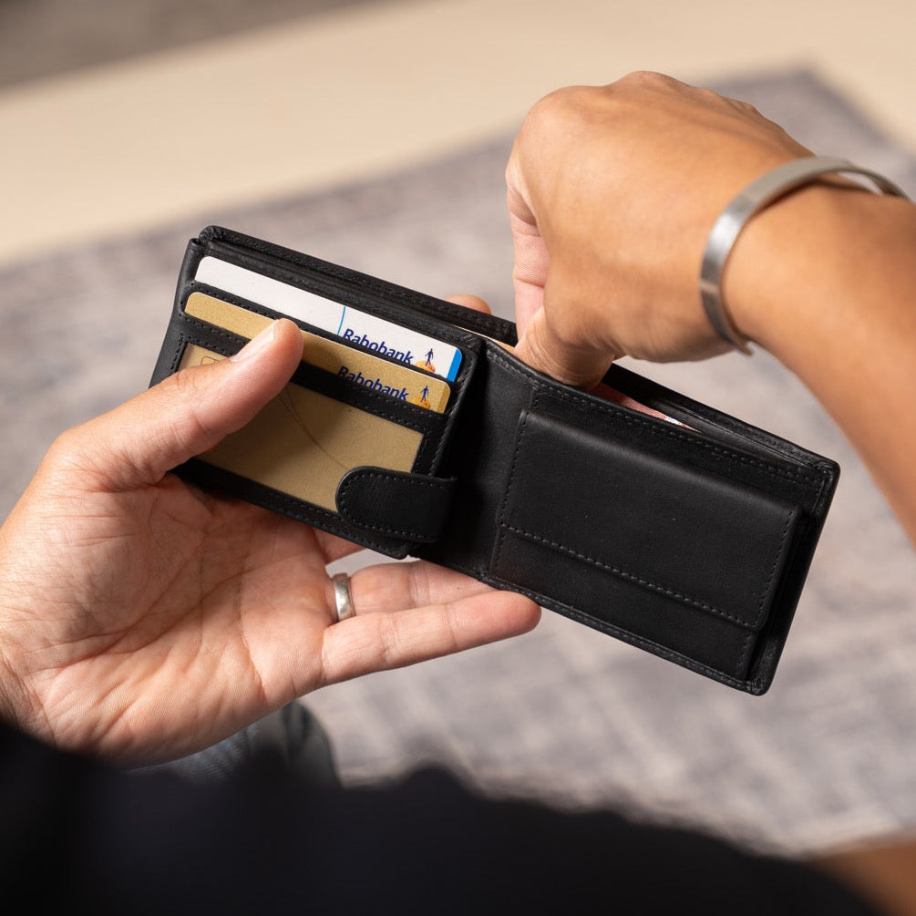 Marvin Full-Grain Leather Wallet Miehille - Structured Side Profile Showing Gusset Depth &amp; Expansion Capacity