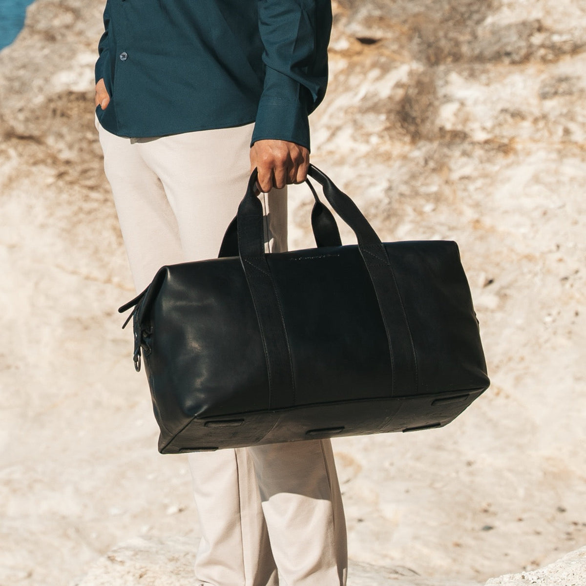 Conor Full-Grain Leather Weekender Bag Naisille - Structured Side Profile Showing Gusset Depth &amp; Expansion Capacity