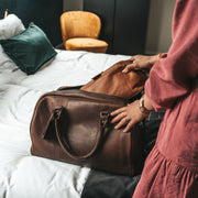 Liam Full-Grain Leather Weekender Bag Naisille – alternate product view 3