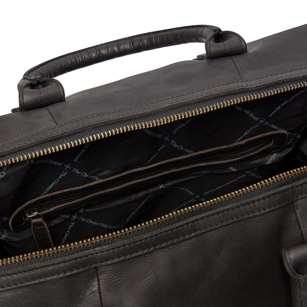 
Solid Antique Brass Hardware & Heavy-Duty Dual Zipper Detail on Portsmouth Nahkainen viikonloppukassi