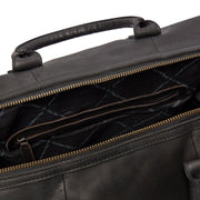 
Solid Antique Brass Hardware & Heavy-Duty Dual Zipper Detail on Portsmouth Nahkainen viikonloppukassi