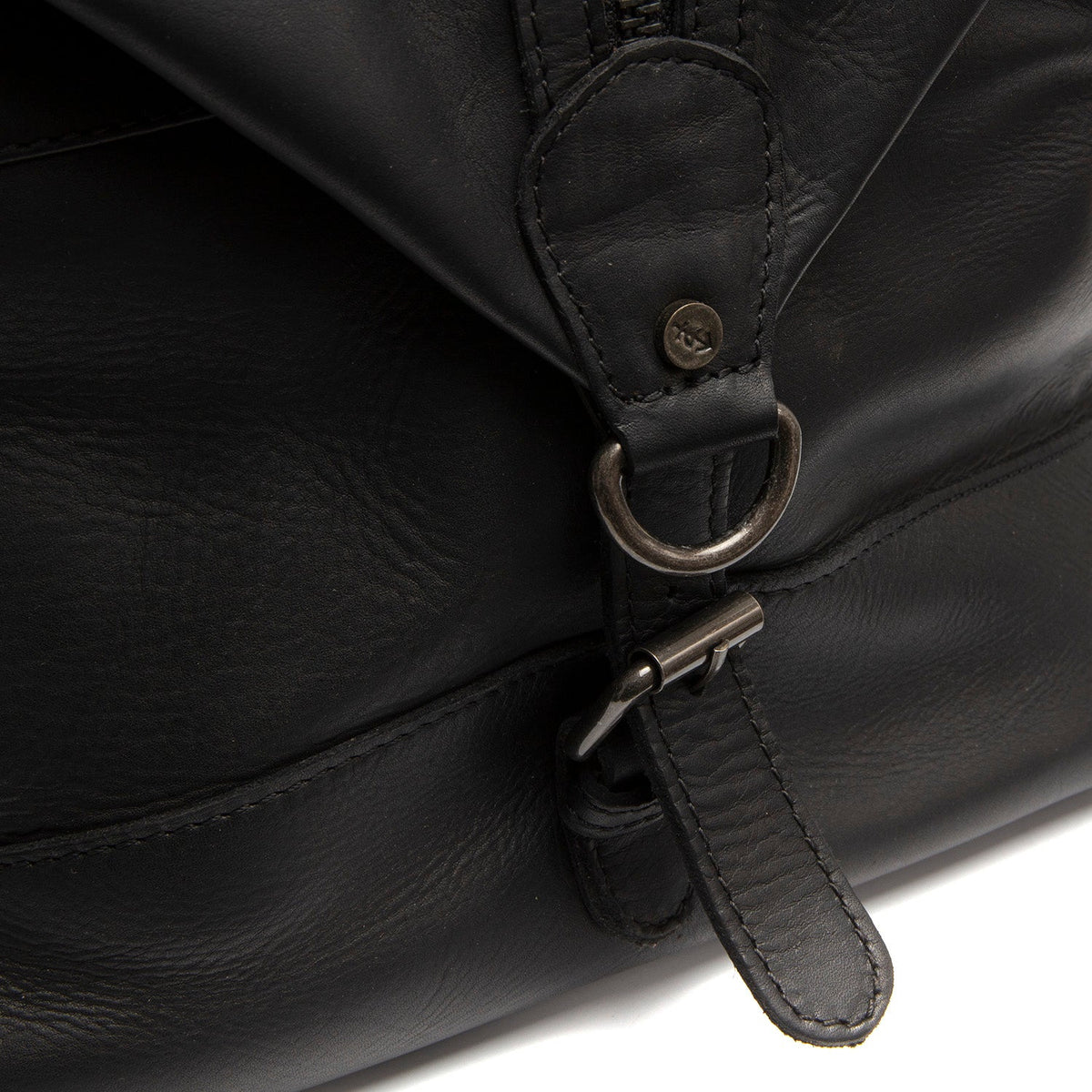 
Solid Antique Brass Hardware & Heavy-Duty Dual Zipper Detail on Portsmouth II Nahkainen viikonloppukassi