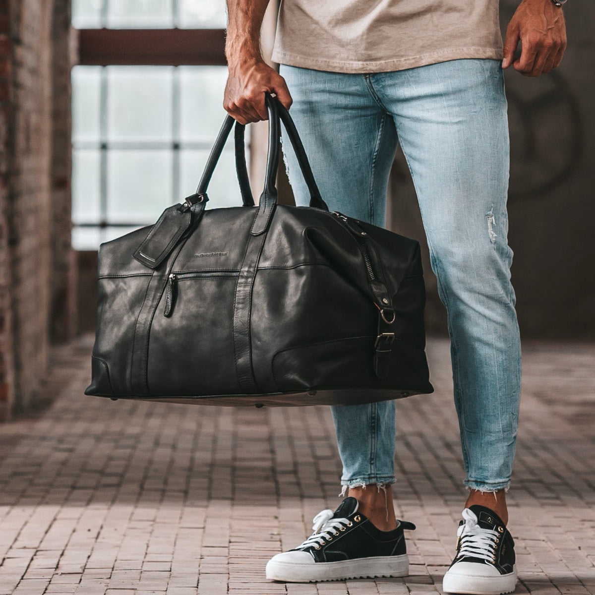 
Classic 100% Full-Grain Leather Duffle Bag - Takanäkymä vahvistetuilla nahkahihnoilla