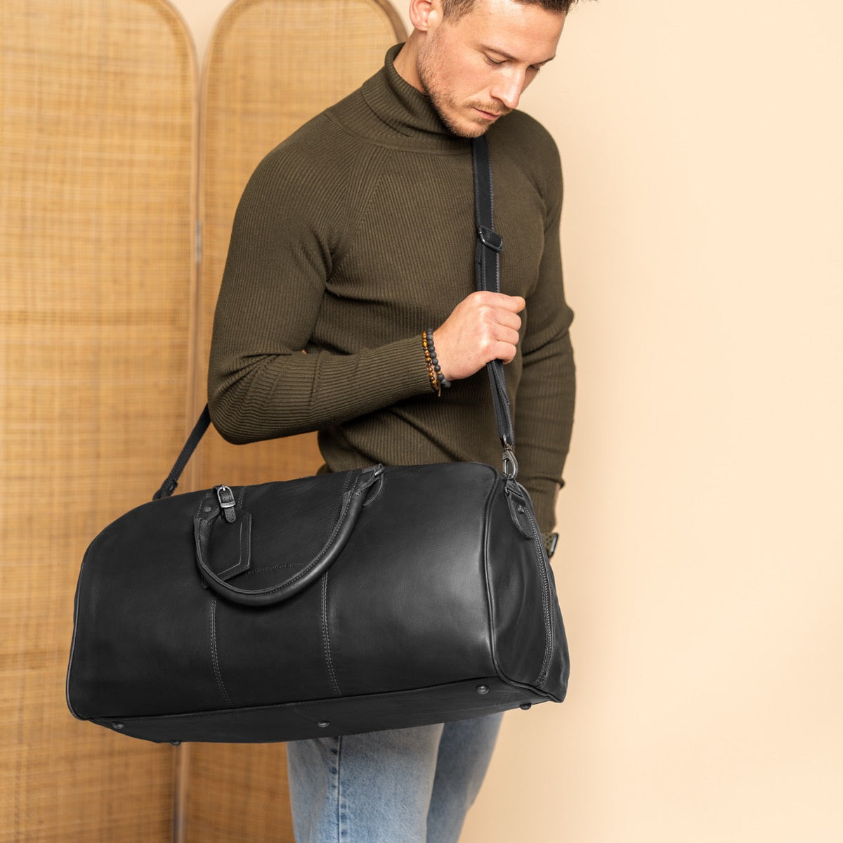 William Full-Grain Leather Weekender Bag Naisille - Structured Side Profile Showing Gusset Depth &amp; Expansion Capacity