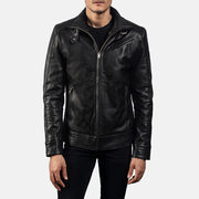 Close-Up Detail of High neck with Belt &amp; Zipper Hardware on Men's Legacy Musta Nahkainen Biker-takki Miehille